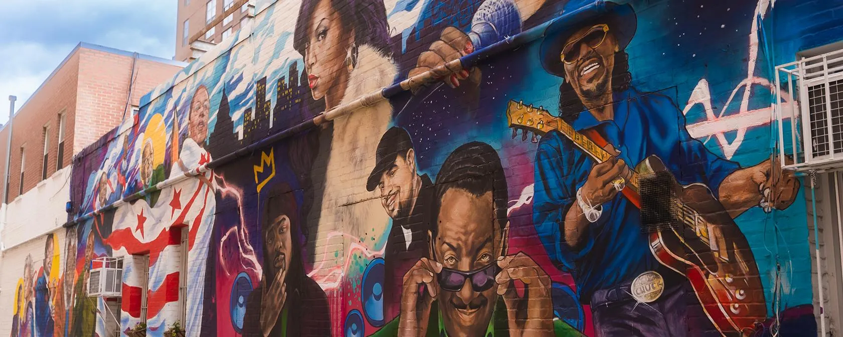 Người ngắm tranh trong triển lãm về đẹp như tranh vẽ tiếng anh