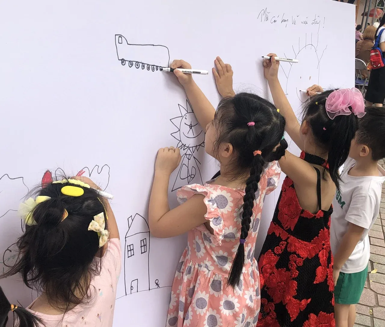 Nhiều phụ huynh đã tranh thủ chụp ảnh lưu niệm bên những bức tranh mà chính các con vẽ gửi dự thi