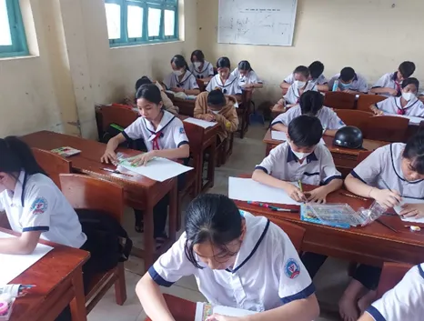 Nhóm học sinh cùng nhau thảo luận ý tưởng độc đáo cho bài vẽ về người lính