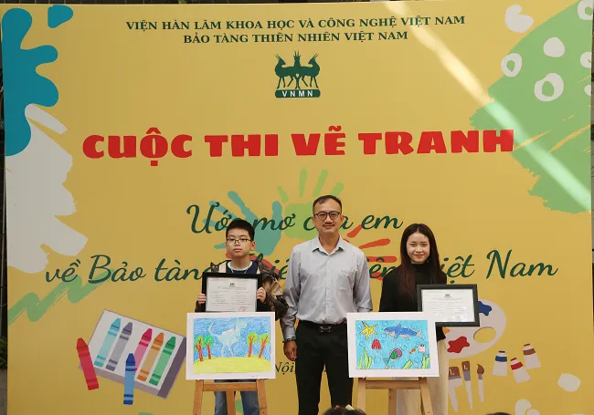 Nhóm thí sinh nhận giải khuyến khích tại chương trình vẽ tranh bảo tàng thiên nhiên