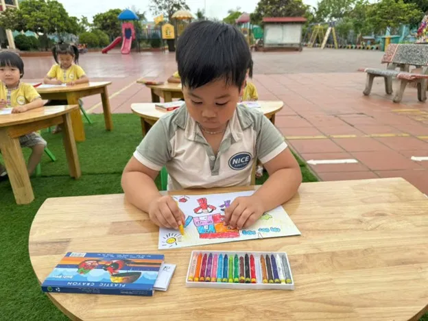 Những mảng màu sinh động trong bài vẽ tranh chủ đề trường mầm non của các em
