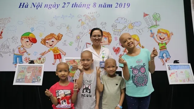 Những tác phẩm vẽ tranh giáng sinh rực rỡ sắc màu được trưng bày tại buổi lễ