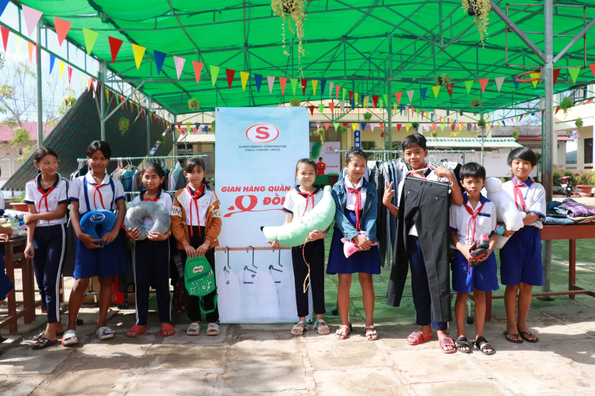 Niềm vui của các em nhỏ khi nhận quà tại gian hàng bên cạnh buổi vẽ tranh bảo vệ môi trường trái đất