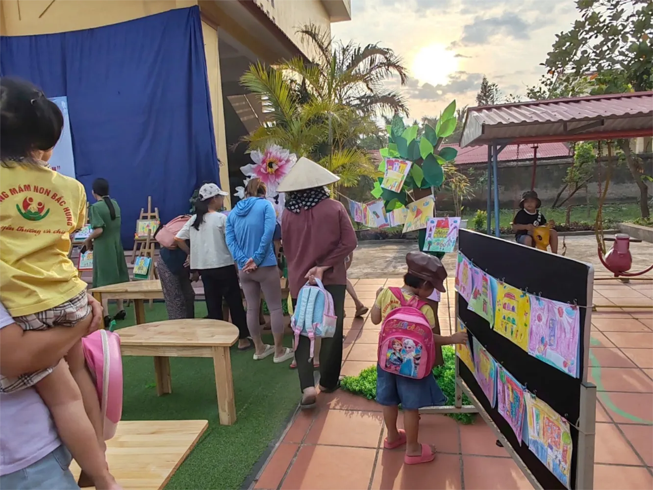 Niềm vui của cha mẹ khi thấy con trưởng thành qua cuộc thi vẽ tranh chủ đề trường mầm non