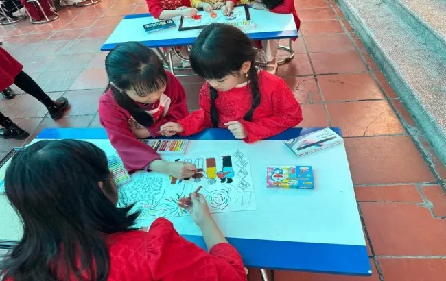 Niềm vui của trẻ thơ được thể hiện qua tranh vẽ chủ đề quê hương