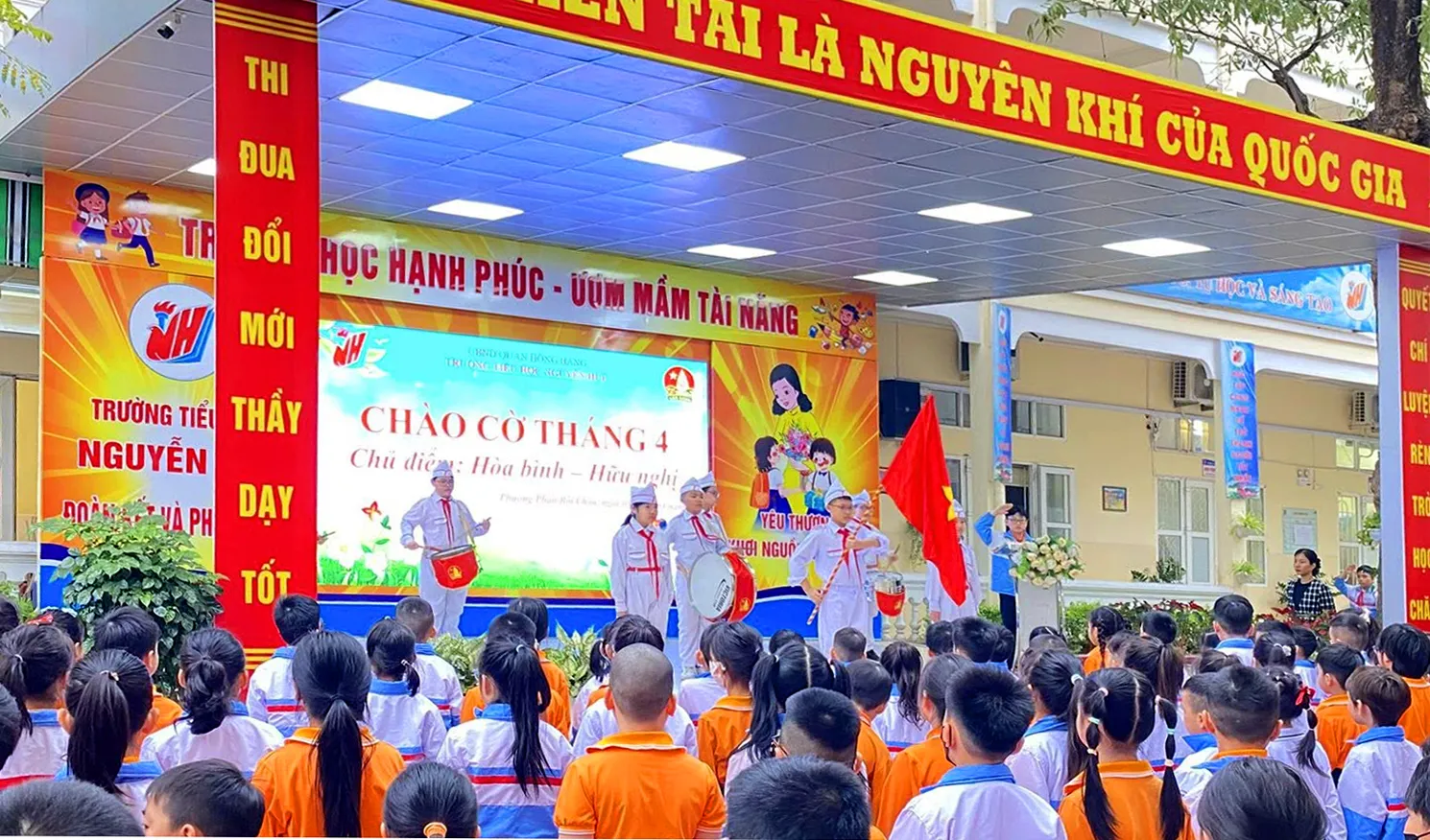 Niềm vui khi tham gia đội mũ xinh bảo vệ chúng mình vẽ tranh và kết nạp Đội