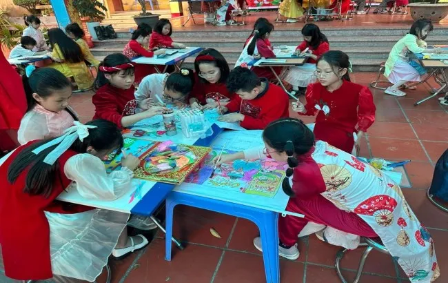 Nụ cười rạng rỡ của bé bên tác phẩm tranh vẽ chủ đề quê hương