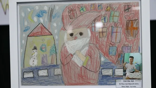 Nụ cười rạng rỡ của các họa sĩ nhí khi nhận giải thưởng từ ban tổ chức
