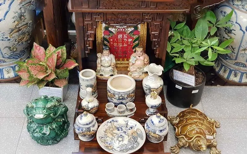 Sắp xếp vật phẩm trên bàn thờ Thần Tài Ông Địa