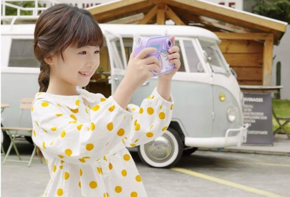 Phác họa khoảnh khắc bé gái tập tành cầm chổi với nét vẽ ngộ nghĩnh, đáng yêu