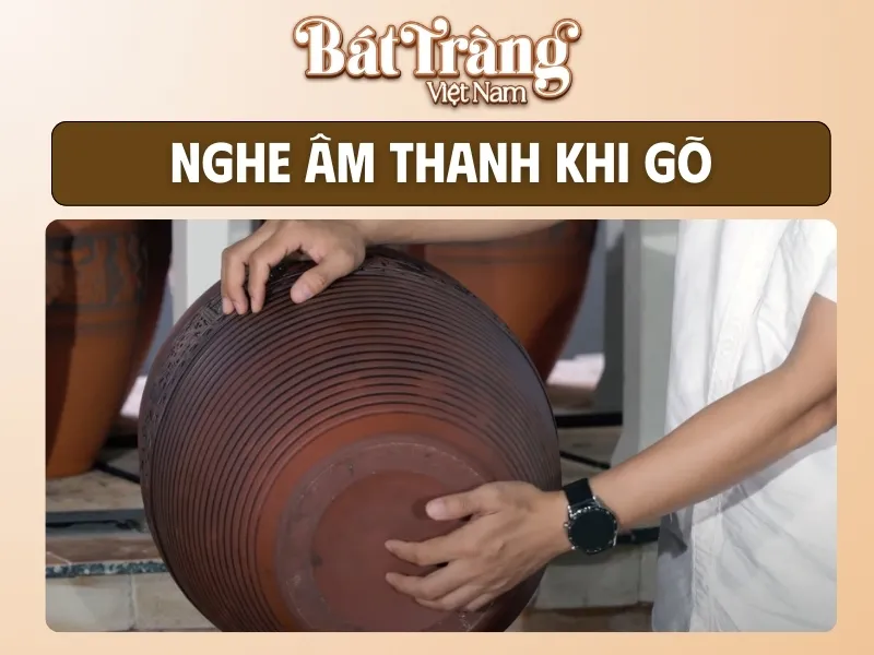 Gõ vào gốm Bát Tràng để phân biệt gốm sứ