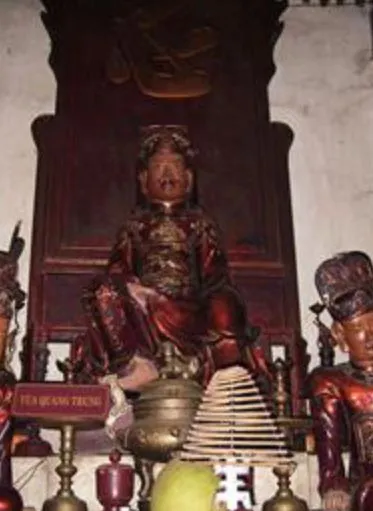 Pho tượng tại chùa Bộc được cho là thờ vua Quang Trung một cách bí mật