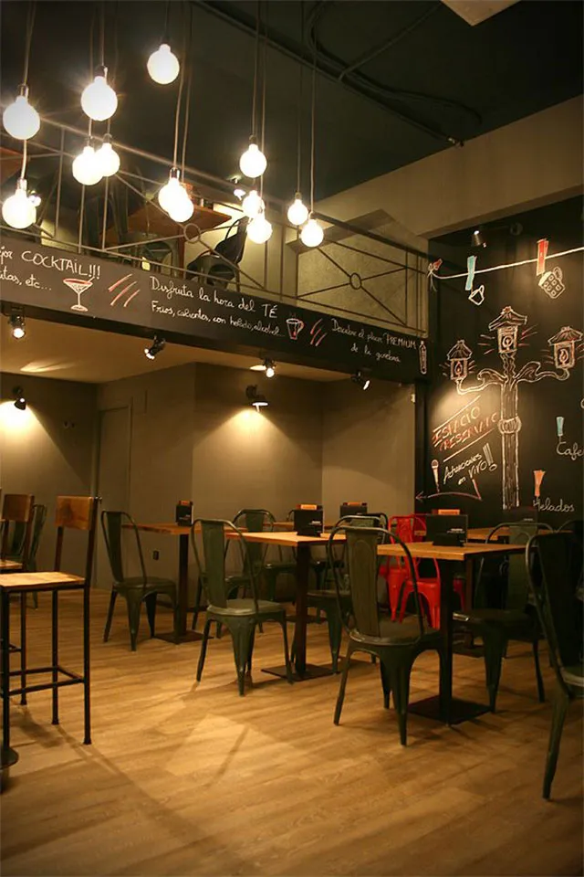 Sơn trần tối màu mang lại không gian ấm cúng cho quán cafe