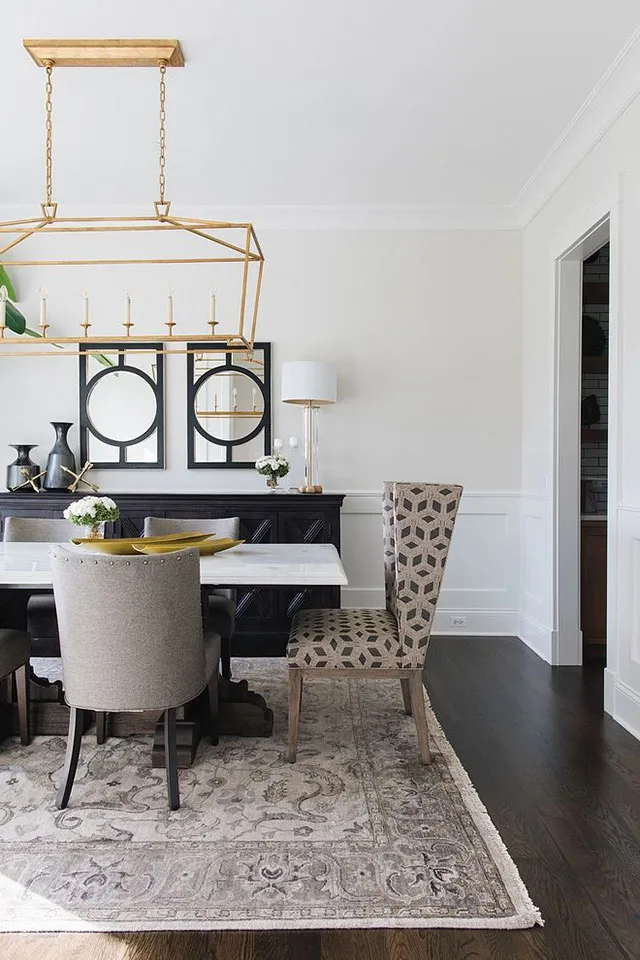 Trần trắng hài hòa với nội thất phong cách Bắc Âu