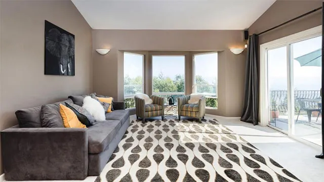 Sơn trần màu trắng kết hợp tường màu nâu nhạt ấm áp