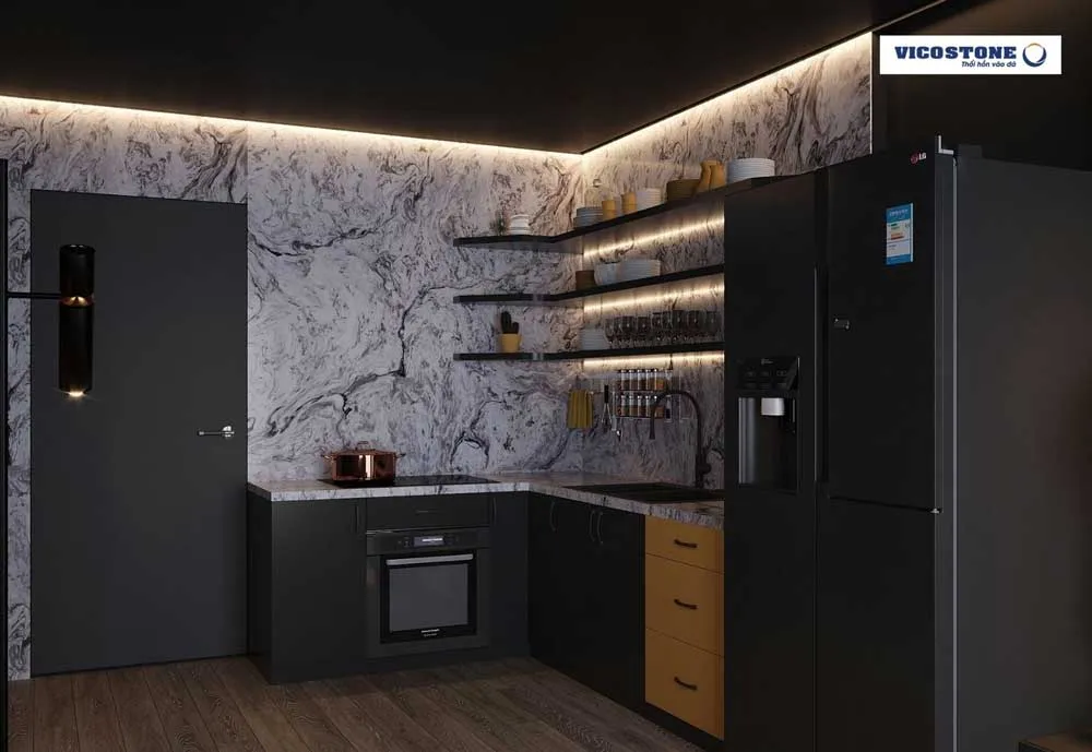 Phòng bếp thiết kế đơn giản với tone màu đen sang trọng với tường ốp bằng đá thạch anh trắng vân mây độc đáo thể hiện cá tính và gu thẩm mỹ riêng của gia chủ.