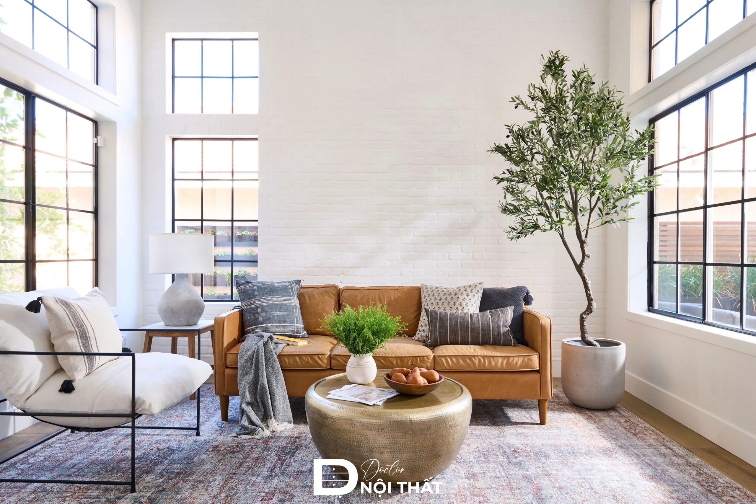 Phòng khách 16m2 tối giản với cửa kính bao quanh