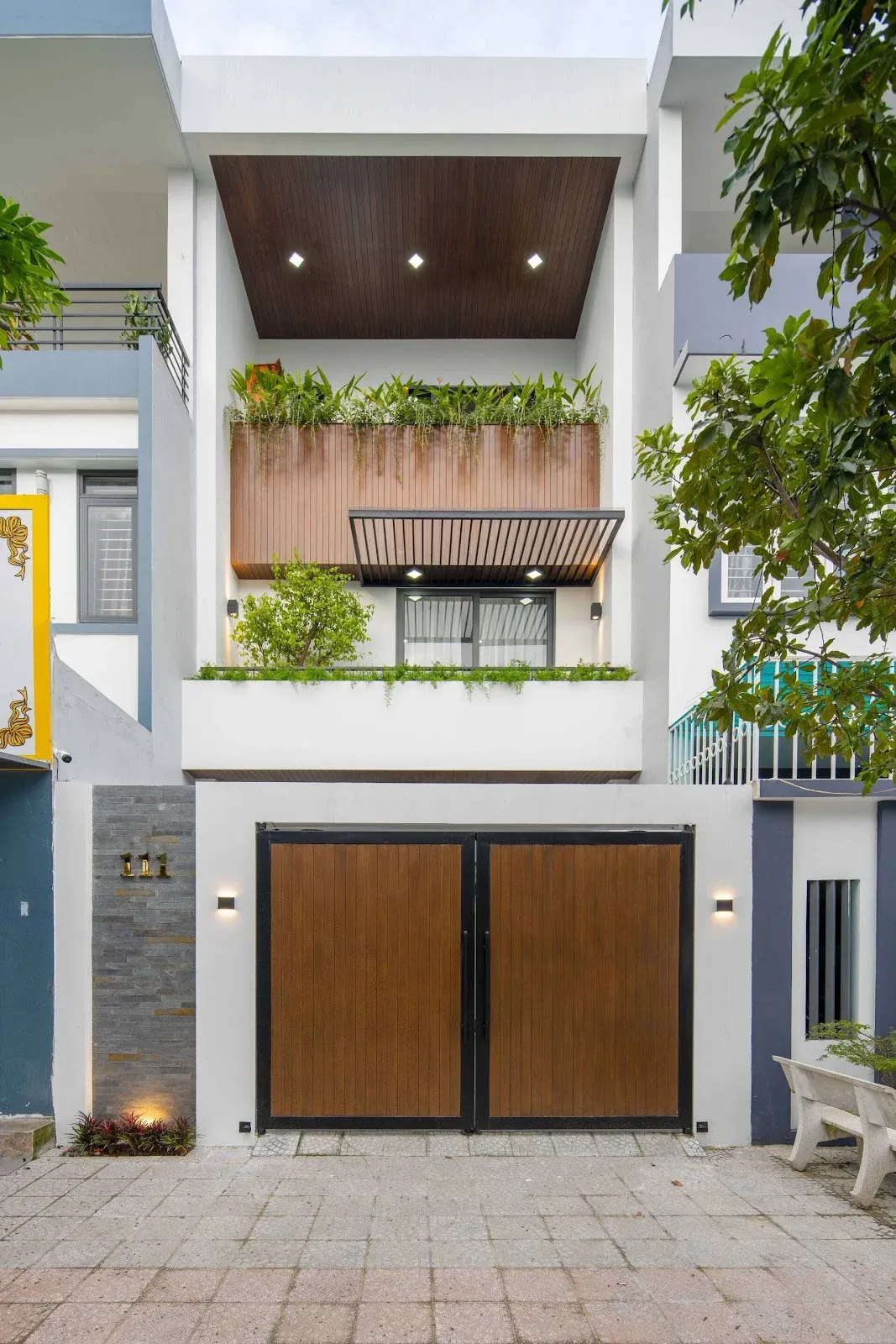 Phong thủy trước cửa nhà với cây xanh và không gian thoáng đãng