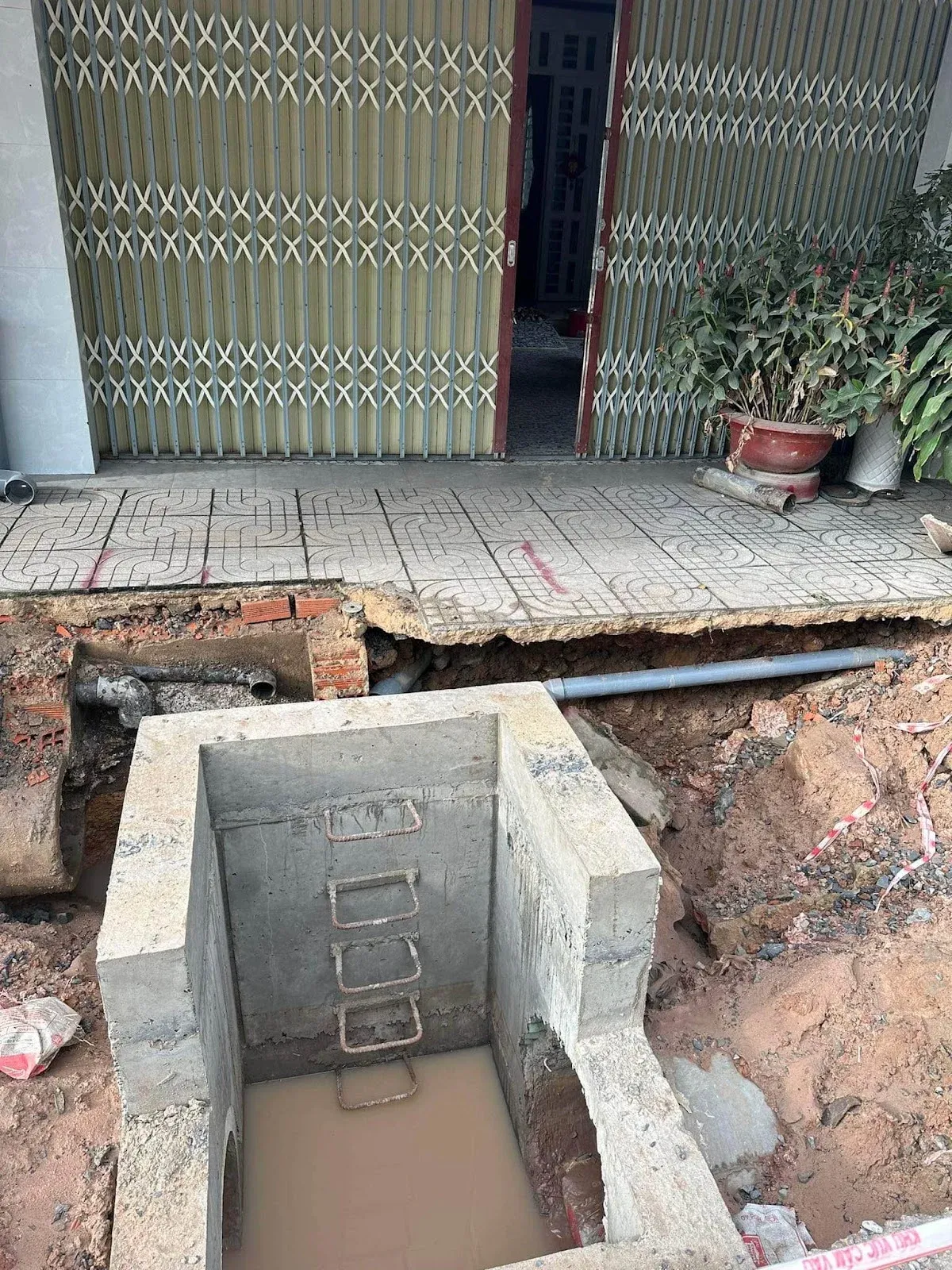 Cống thoát nước trước cửa nhà