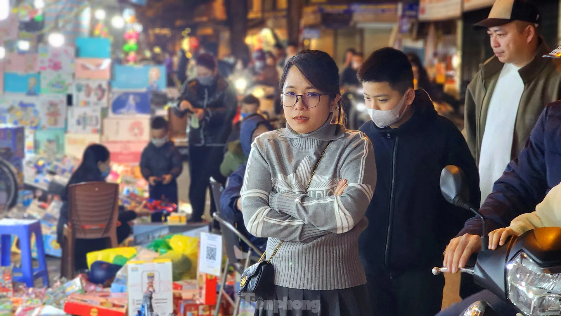 Sau 20h, thời tiết tuy lạnh nhưng phố đồ chơi vẫn đông nghịt người