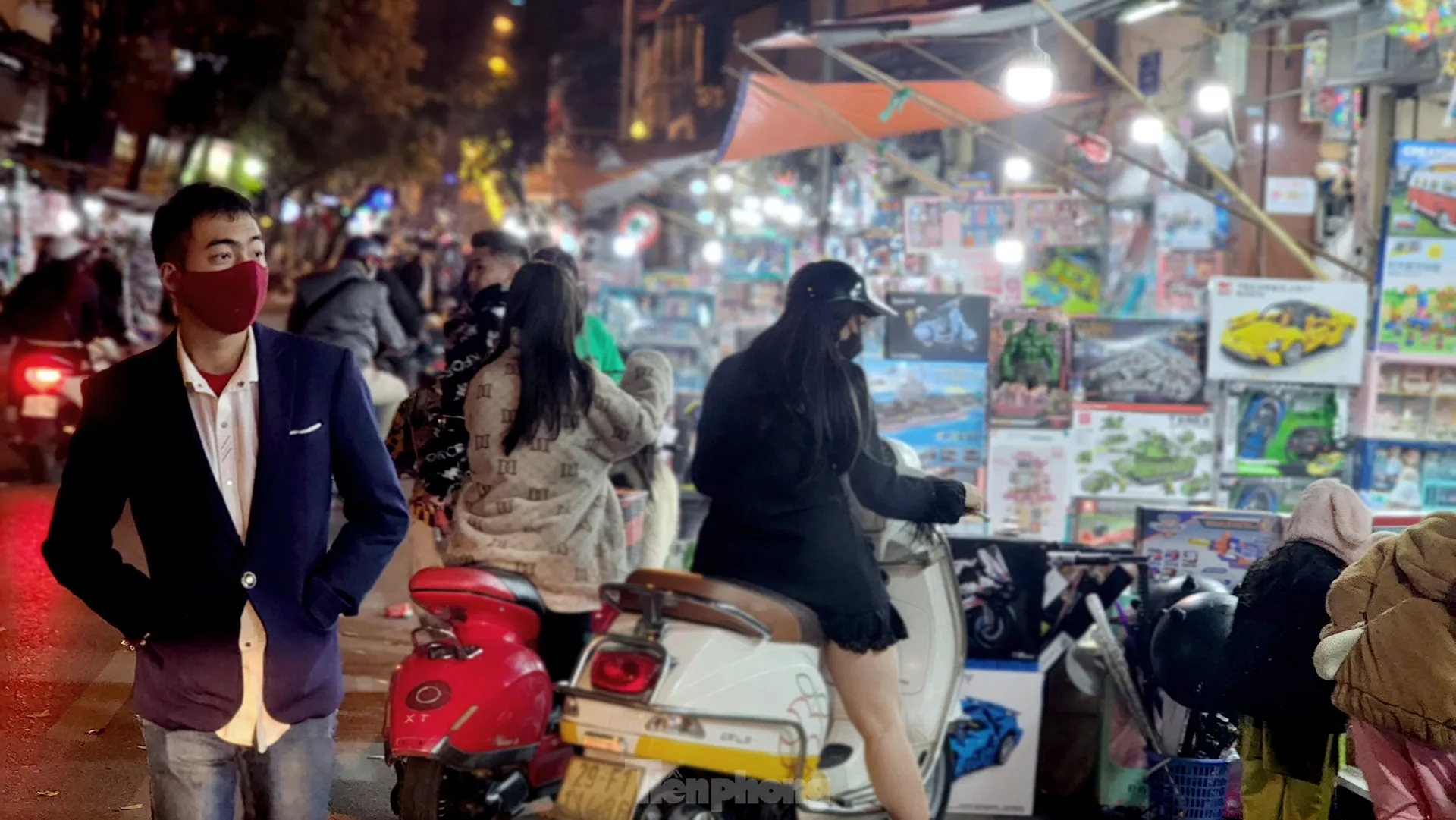 Phụ huynh đồng hành cùng con trong quá trình chọn đồ chơi