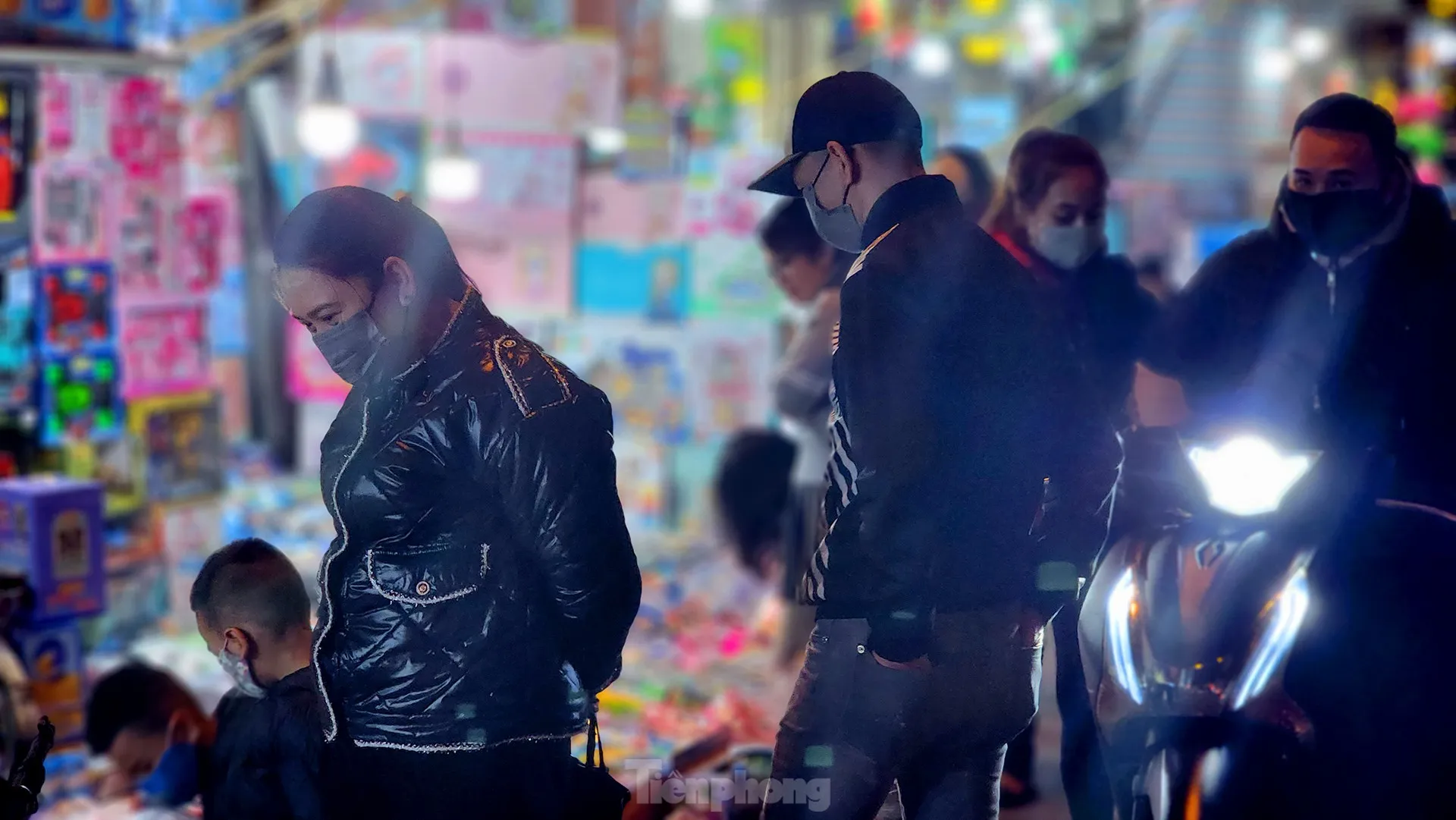 Ánh mắt háo hức của trẻ nhỏ khi nhìn thấy đồ chơi ưng ý