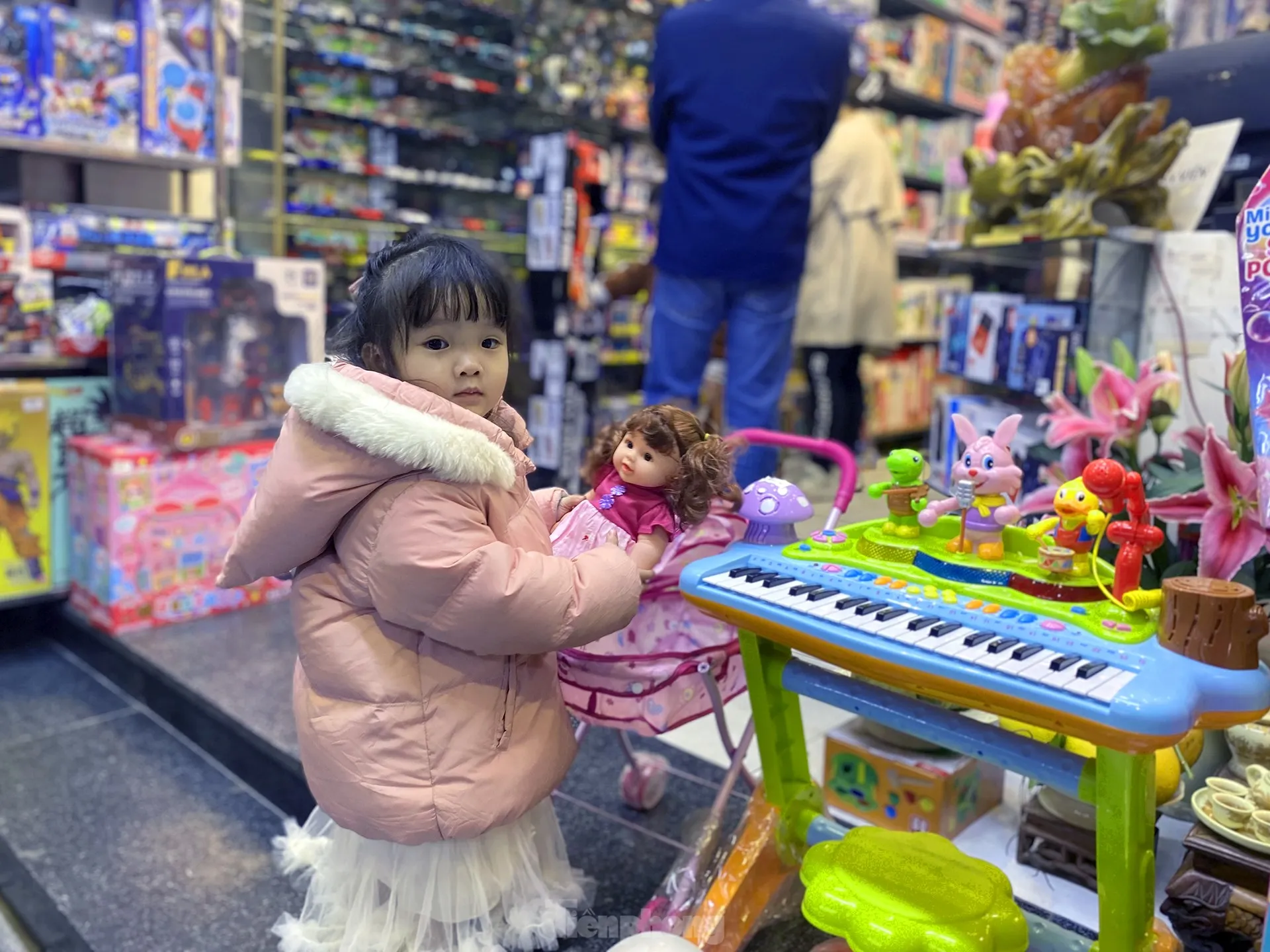 Bé gái đang say sưa lựa chọn món đồ chơi yêu thích