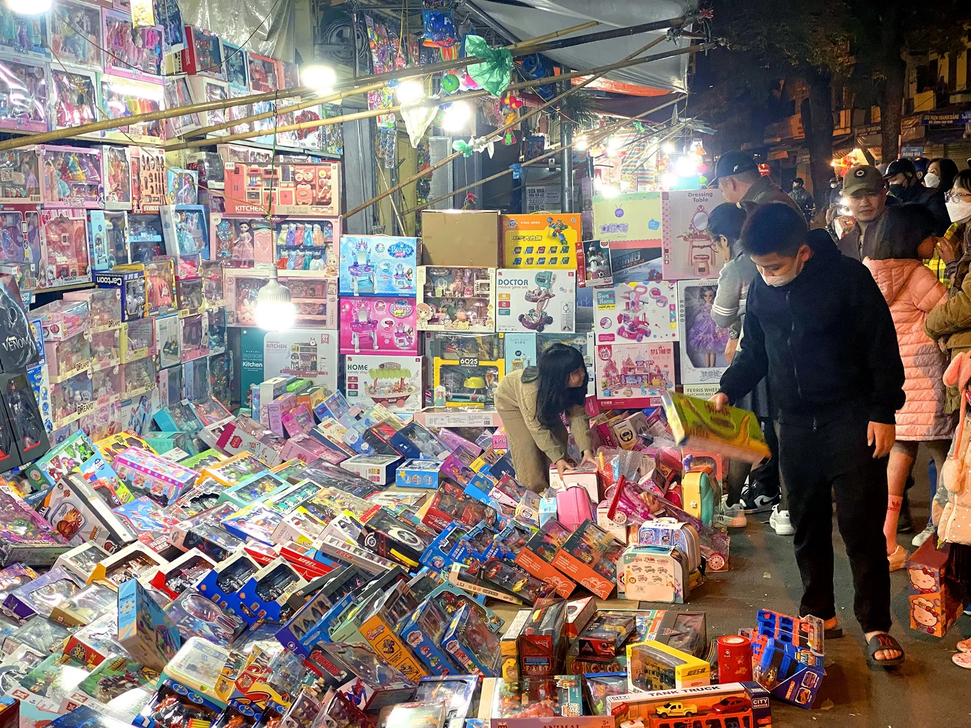 Đồ chơi đa dạng với màu sắc bắt mắt luôn thu hút sự chú ý của trẻ nhỏ