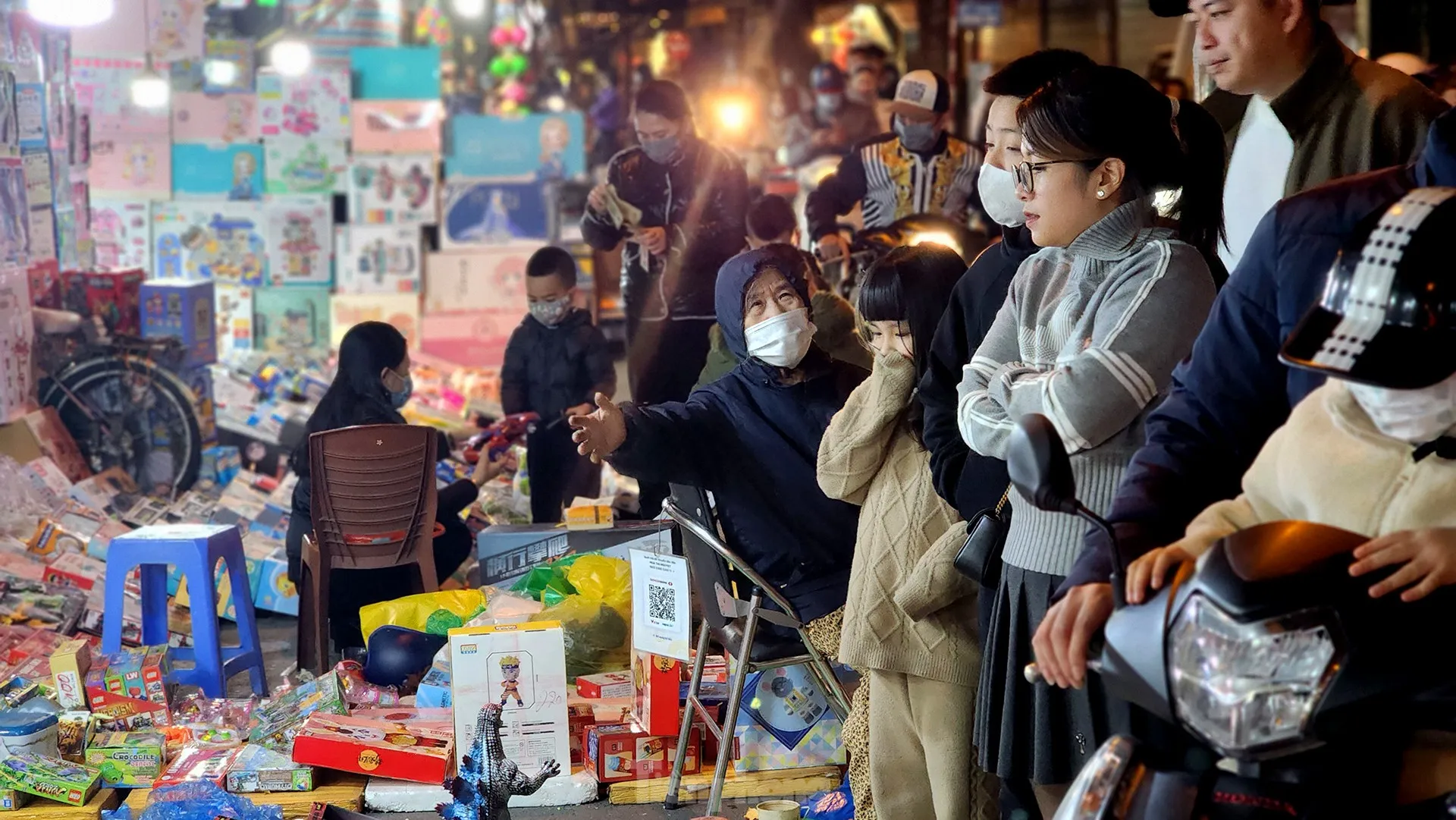 Buổi tối, phố đồ chơi càng thêm đông đúc và sôi động