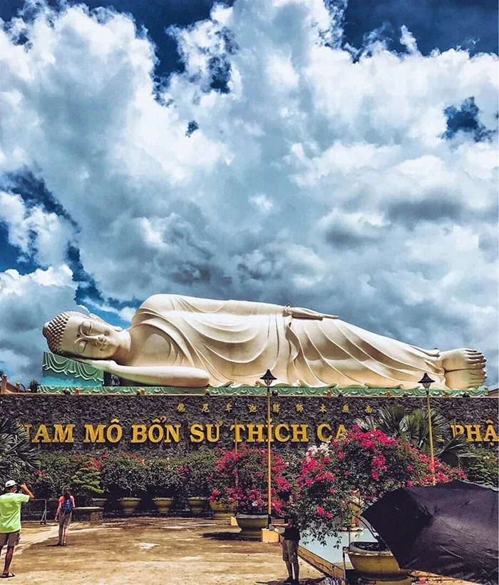 Tượng Phật Thích Ca nhập Niết Bàn tại chùa Vĩnh Tràng dài 32 m