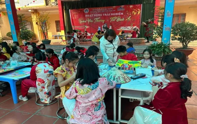 Phụ huynh tham quan triển lãm tranh vẽ chủ đề quê hương của các em