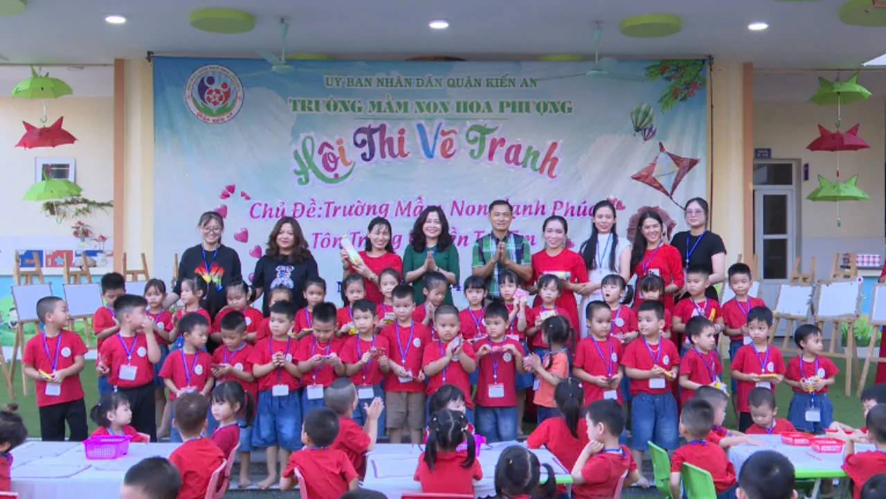 Phụ huynh và nhà trường trao quà khích lệ tinh thần các bé