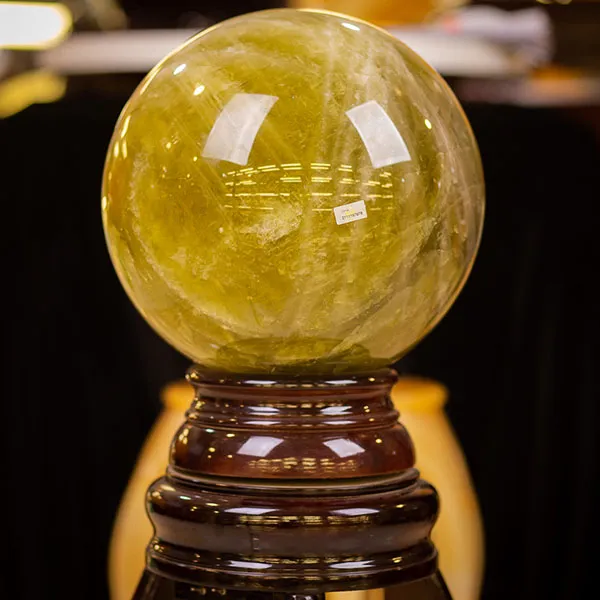 Quả cầu đá thạch anh vàng giúp thu hút tài lộc, may mắn cho chủ nhân