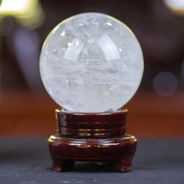 Quả cầu đá thạch anh trắng giúp đem lại may mắn, thành công trong sự nghiệp