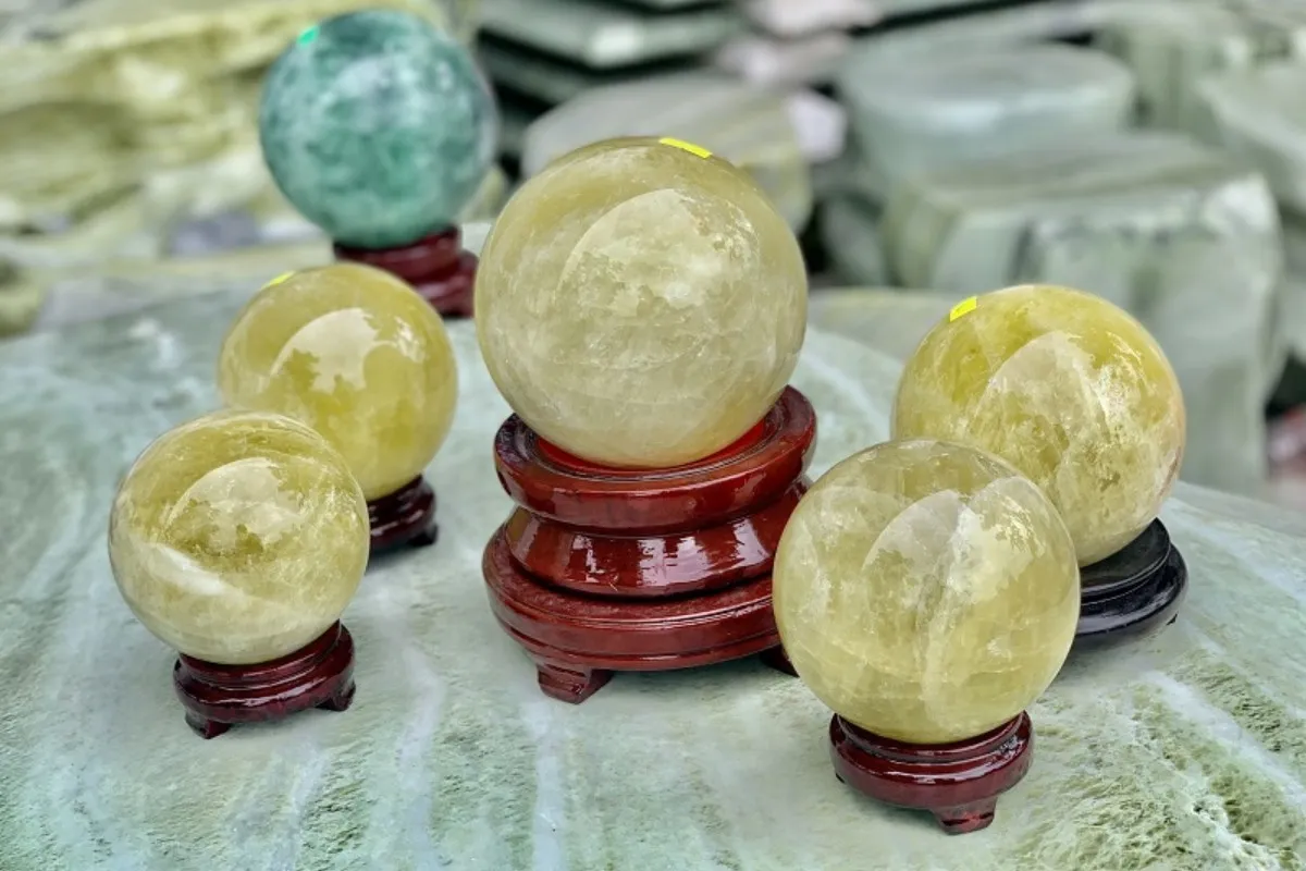 Quả cầu thạch anh trang trí bàn làm việc mệnh Thổ