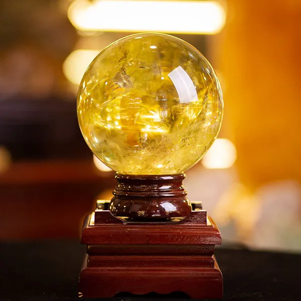Quả cầu thạch anh phong thủy có khả năng trấn trạch, từ tà, mang lại năng lượng tích cực giúp chủ nhân gặt hái nhiều thành công