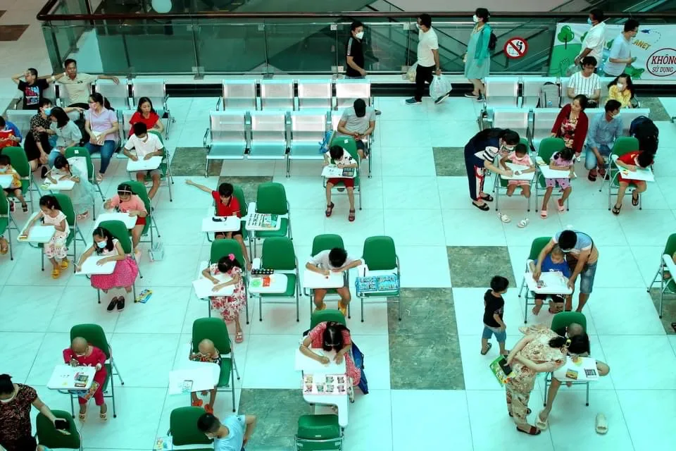 Quang cảnh sôi nổi của các thí sinh đang tập trung hoàn thành bài dự thi