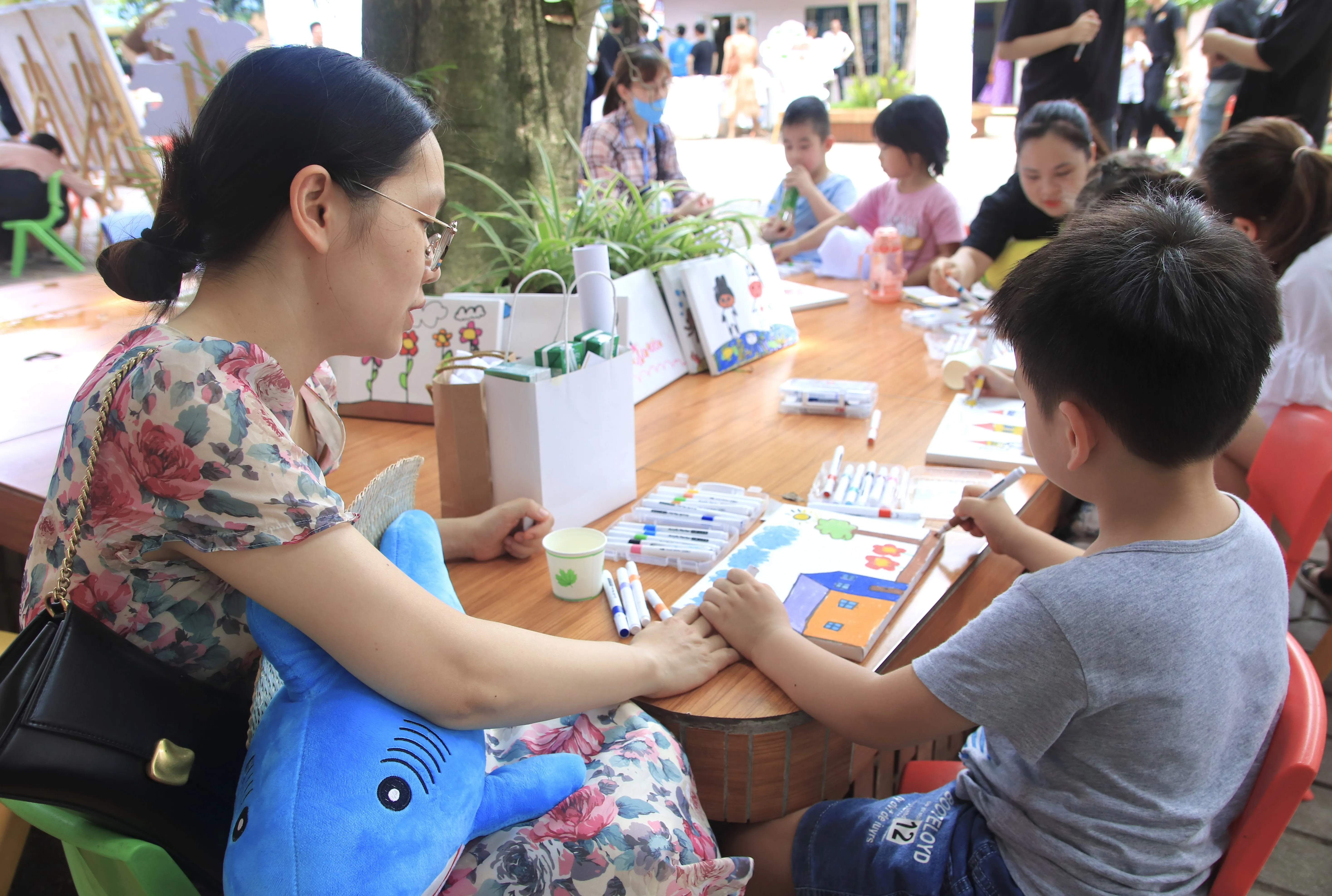 Rất đông trẻ em có mặt tại buổi lễ và hào hứng vẽ tranh thể hiện suy nghĩ của mình