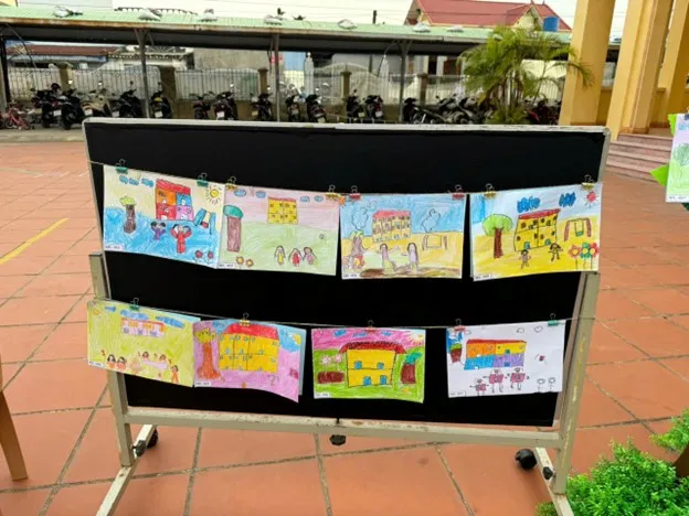 Sắc màu rực rỡ được bé sử dụng trong bài vẽ tranh chủ đề trường mầm non