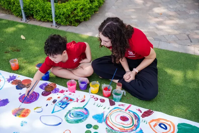 Các bạn nhỏ cùng nhau tham gia hoạt động thủ công tại không gian lớp học sáng tạo