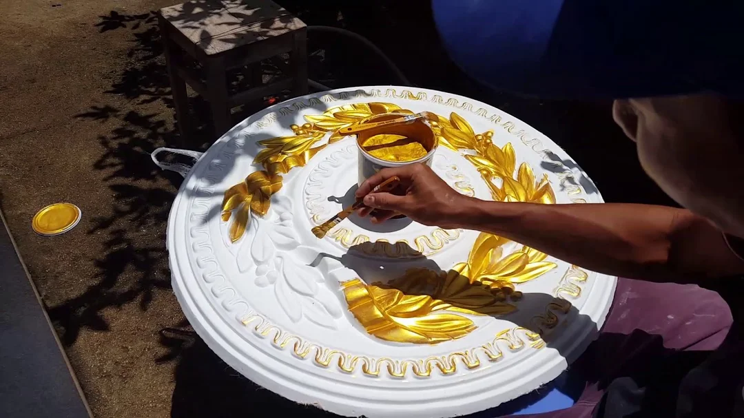 Sơn nhũ vàng nước màu 18K lên hoa văn thạch cao