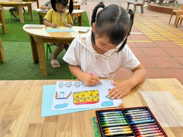 Sự đa dạng trong cách thể hiện tranh vẽ chủ đề trường mầm non của các họa sĩ nhí
