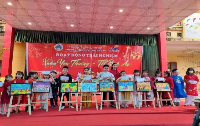 Sự đa dạng trong phong cách tranh vẽ chủ đề quê hương của học sinh