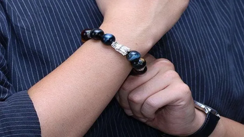 Đeo vòng tay phải khi đến nơi có năng lượng âm