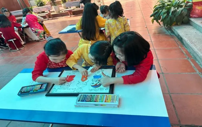 Tác phẩm tranh vẽ chủ đề quê hương rực rỡ sắc màu mùa xuân