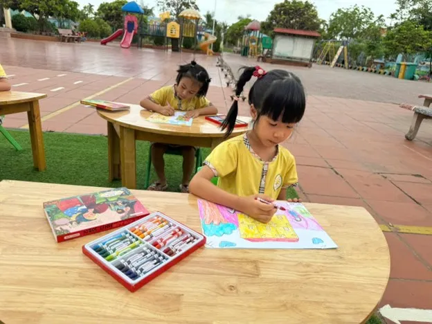 Tác phẩm tranh vẽ chủ đề trường mầm non với màu sắc tươi sáng của học sinh