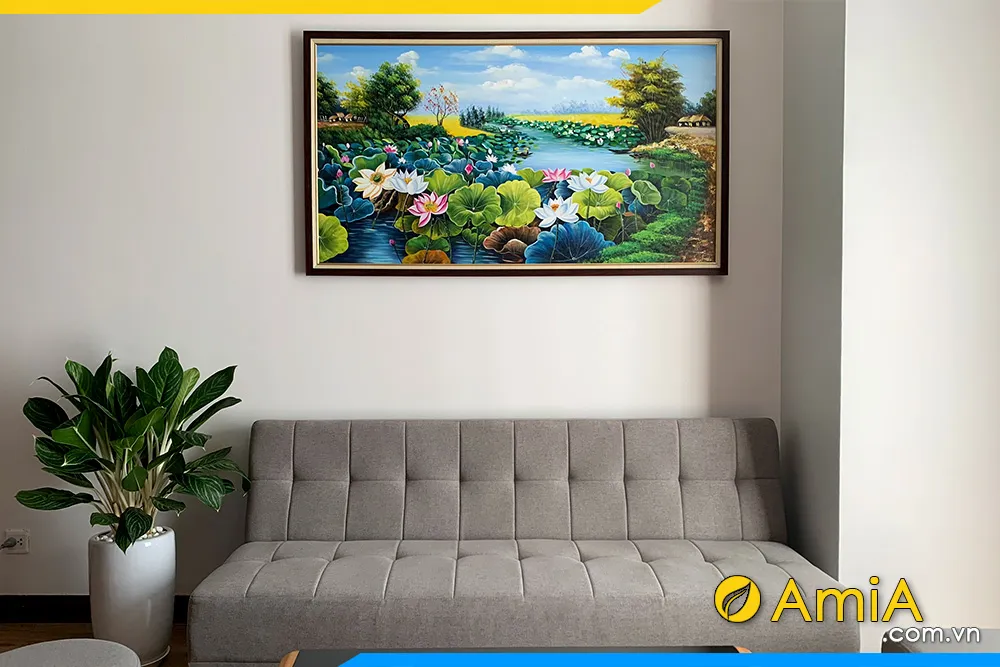 Tác phẩm tranh vẽ hồ sen hoàn thiện sang trọng khi được treo lên tường