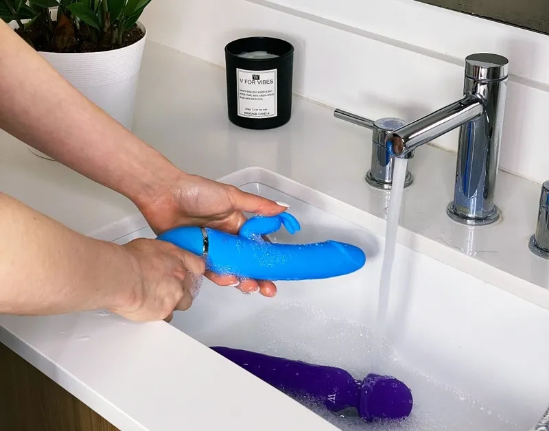 Vệ sinh đồ chơi kích dục nữ đúng cách là yếu tố quan trọng nhất