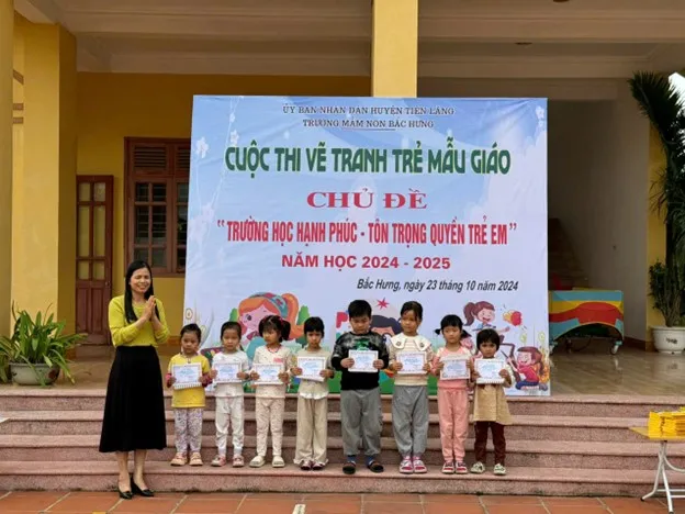 Tám học sinh đạt giải ba trong ngày hội vẽ tranh chủ đề trường mầm non