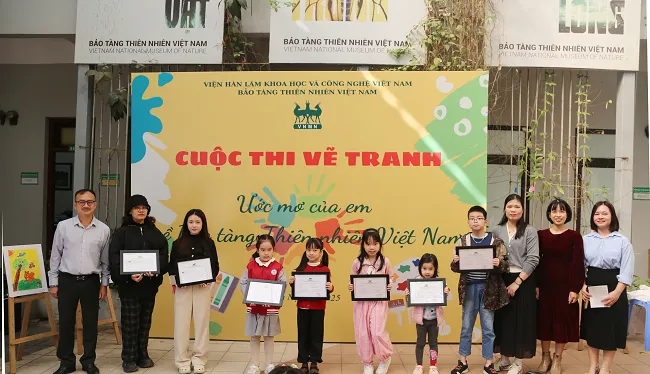 Tập thể ban tổ chức và các thí sinh chụp ảnh lưu niệm sau cuộc thi vẽ tranh bảo tàng